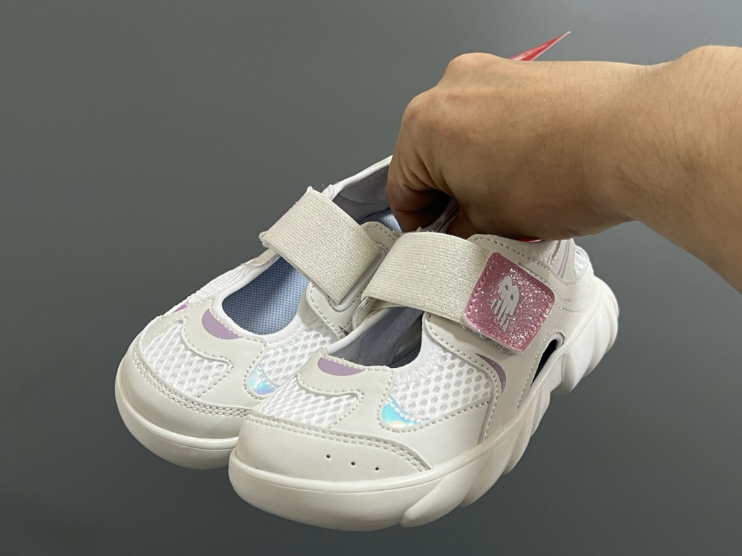 图片[2]-NB新款920玛丽珍网面拼接魔术贴儿童凉鞋 尺码：24-37码 时髦又洋气的NB玛丽珍系列🔥 网面➕优质皮料拼接，透气又舒适☁️ 1：1高端定制MD大底，脚感超舒服😌 魔术贴设计，穿脱超级方便✌🏻 闭眼入的八色，搭配袜子超洋气✨-选品中心