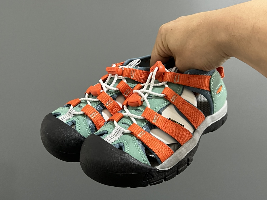 图片[2]-海外版 Keen 科恩溯溪后跟魔术贴儿童凉鞋 尺码：26-37码 海外代购版👍🏻 这鞋型太好看啦😍丑萌丑萌感✨ 松紧带设计，后跟魔术贴，方便调节✔️ 溯溪两穿橡胶耐磨大底，抓地力超强✌🏻 今年必备单品🛒-选品中心