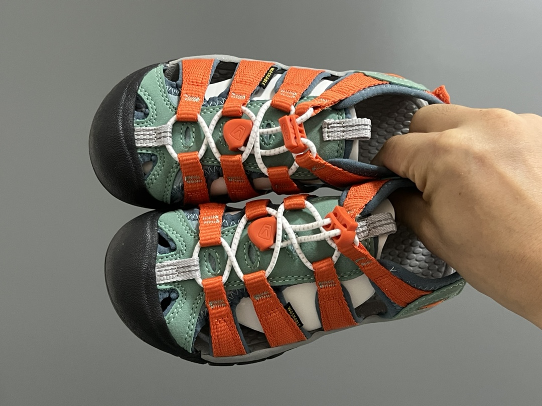 海外版 Keen 科恩溯溪后跟魔术贴儿童凉鞋 尺码:26-37码 海外代购版👍🏻 这鞋型太好看啦😍丑萌丑萌感✨ 松紧带设计,后跟魔术贴,方便调节✔️ 溯溪两穿橡胶耐磨大底,抓地力超强✌🏻 今年必备单品🛒-选品中心