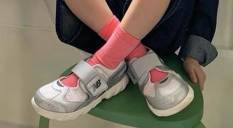 图片[9]-NB新款920玛丽珍网面拼接魔术贴儿童凉鞋 尺码：24-37码 时髦又洋气的NB玛丽珍系列🔥 网面➕优质皮料拼接，透气又舒适☁️ 1：1高端定制MD大底，脚感超舒服😌 魔术贴设计，穿脱超级方便✌🏻 闭眼入的五色，搭配袜子超洋气✨-选品中心