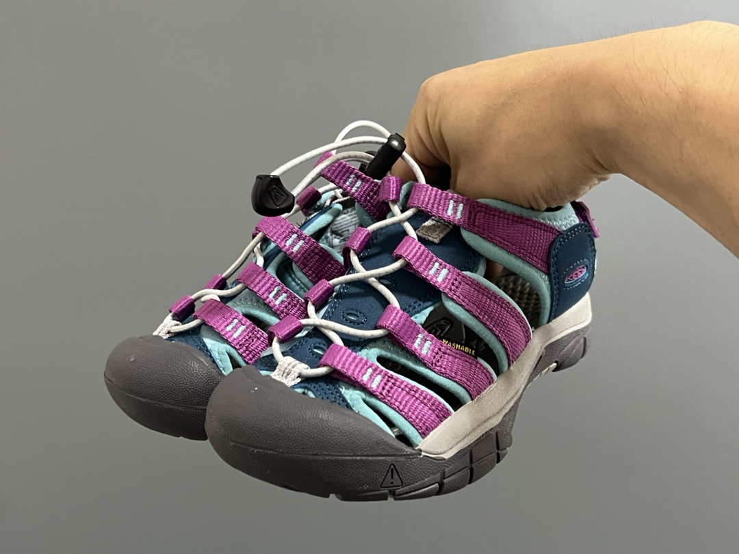 图片[2]-顶配版KEEN潮牌后跟魔术贴儿童涉水溯溪凉鞋 尺码：24-37码 超爱的户外潮牌—KEEN 后跟魔术贴设计，穿脱也超方便✌🏻 镂空设计，透气舒适☁️ 橡胶耐磨防滑大底，轻松应对各种地形环境[嘿哈]-选品中心