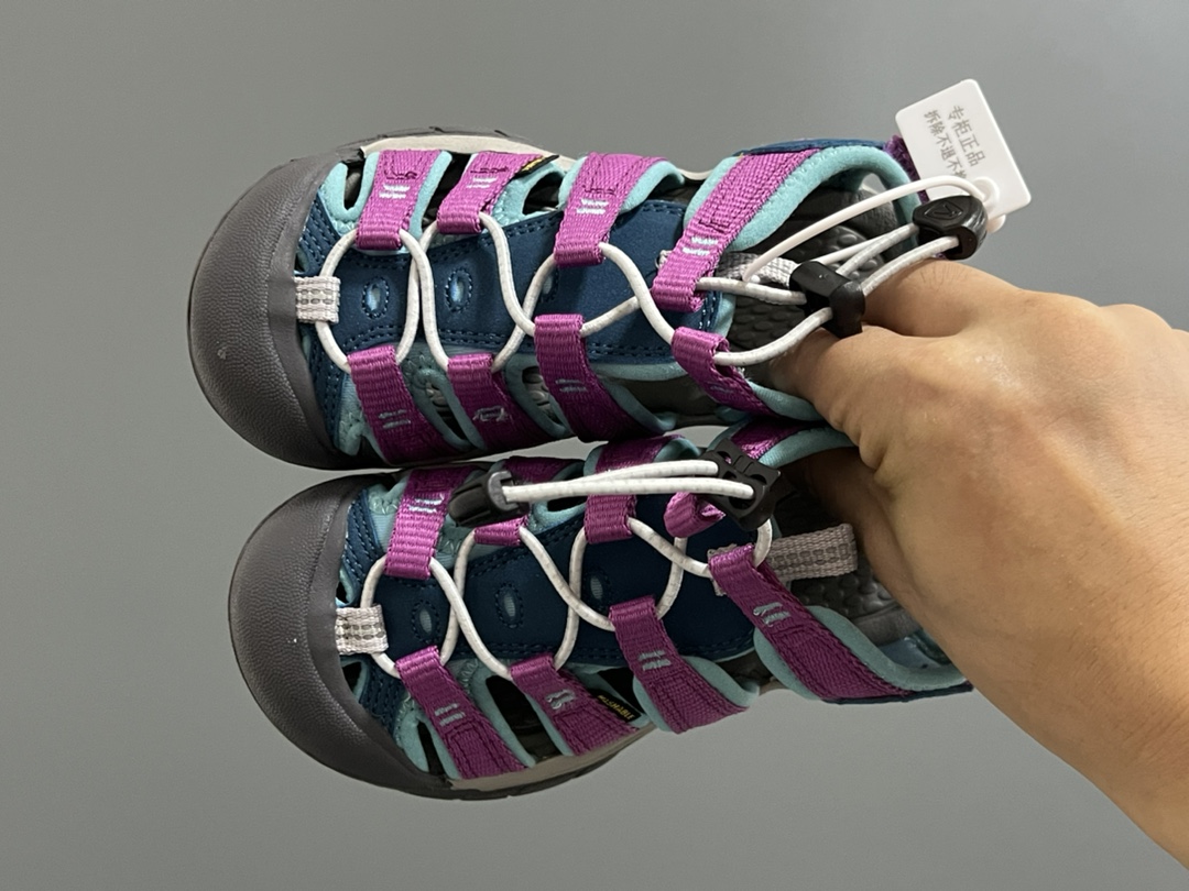 顶配版KEEN潮牌后跟魔术贴儿童涉水溯溪凉鞋 尺码：24-37码 超爱的户外潮牌—KEEN 后跟魔术贴设计，穿脱也超方便✌🏻 镂空设计，透气舒适☁️ 橡胶耐磨防滑大底，轻松应对各种地形环境[嘿哈]-选品中心