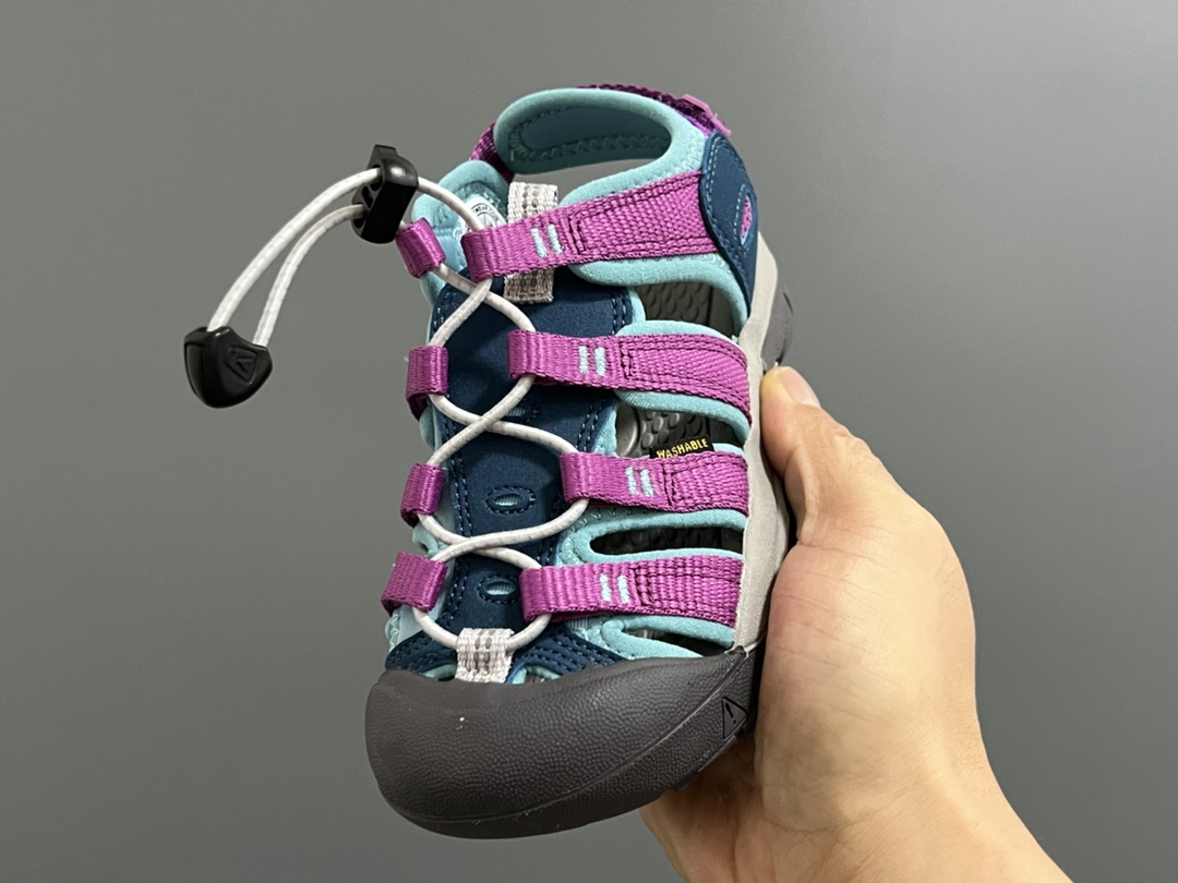 图片[3]-顶配版KEEN潮牌后跟魔术贴儿童涉水溯溪凉鞋 尺码：24-37码 超爱的户外潮牌—KEEN 后跟魔术贴设计，穿脱也超方便✌🏻 镂空设计，透气舒适☁️ 橡胶耐磨防滑大底，轻松应对各种地形环境[嘿哈]-选品中心