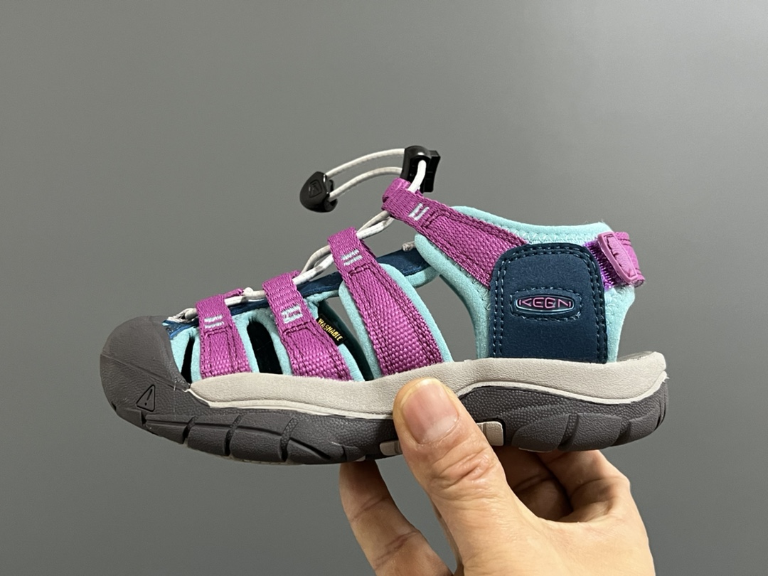 图片[4]-顶配版KEEN潮牌后跟魔术贴儿童涉水溯溪凉鞋 尺码：24-37码 超爱的户外潮牌—KEEN 后跟魔术贴设计，穿脱也超方便✌🏻 镂空设计，透气舒适☁️ 橡胶耐磨防滑大底，轻松应对各种地形环境[嘿哈]-选品中心