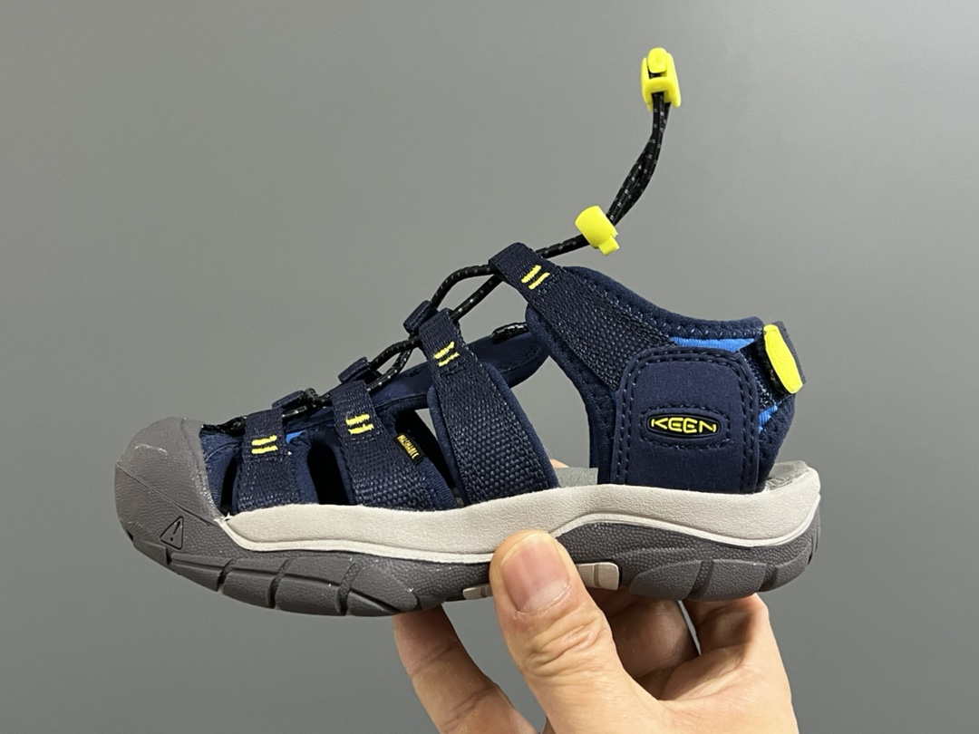图片[4]-顶配版KEEN潮牌后跟魔术贴儿童涉水溯溪凉鞋 尺码：24-37码 超爱的户外潮牌—KEEN 后跟魔术贴设计，穿脱也超方便✌🏻 镂空设计，透气舒适☁️ 橡胶耐磨防滑大底，轻松应对各种地形环境[嘿哈]-选品中心