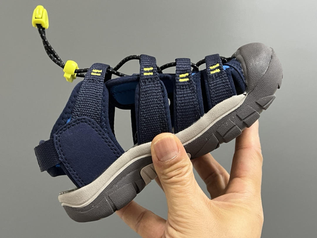 图片[6]-顶配版KEEN潮牌后跟魔术贴儿童涉水溯溪凉鞋 尺码：24-37码 超爱的户外潮牌—KEEN 后跟魔术贴设计，穿脱也超方便✌🏻 镂空设计，透气舒适☁️ 橡胶耐磨防滑大底，轻松应对各种地形环境[嘿哈]-选品中心