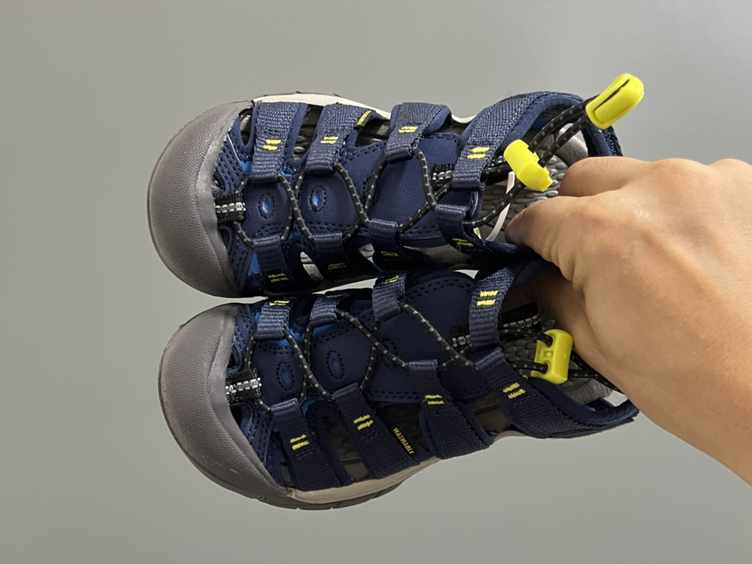 顶配版KEEN潮牌后跟魔术贴儿童涉水溯溪凉鞋 尺码：24-37码 超爱的户外潮牌—KEEN 后跟魔术贴设计，穿脱也超方便✌🏻 镂空设计，透气舒适☁️ 橡胶耐磨防滑大底，轻松应对各种地形环境[嘿哈]-选品中心