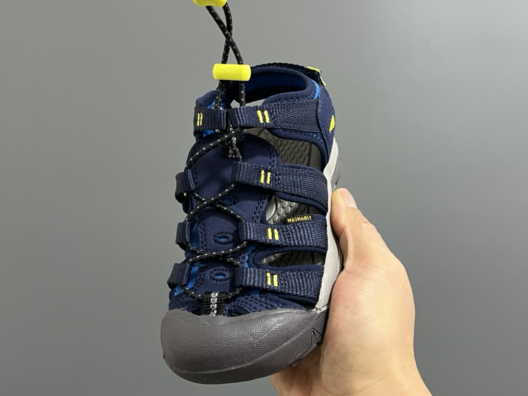 图片[3]-顶配版KEEN潮牌后跟魔术贴儿童涉水溯溪凉鞋 尺码：24-37码 超爱的户外潮牌—KEEN 后跟魔术贴设计，穿脱也超方便✌🏻 镂空设计，透气舒适☁️ 橡胶耐磨防滑大底，轻松应对各种地形环境[嘿哈]-选品中心