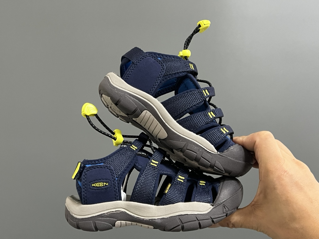 图片[9]-顶配版KEEN潮牌后跟魔术贴儿童涉水溯溪凉鞋 尺码：24-37码 超爱的户外潮牌—KEEN 后跟魔术贴设计，穿脱也超方便✌🏻 镂空设计，透气舒适☁️ 橡胶耐磨防滑大底，轻松应对各种地形环境[嘿哈]-选品中心