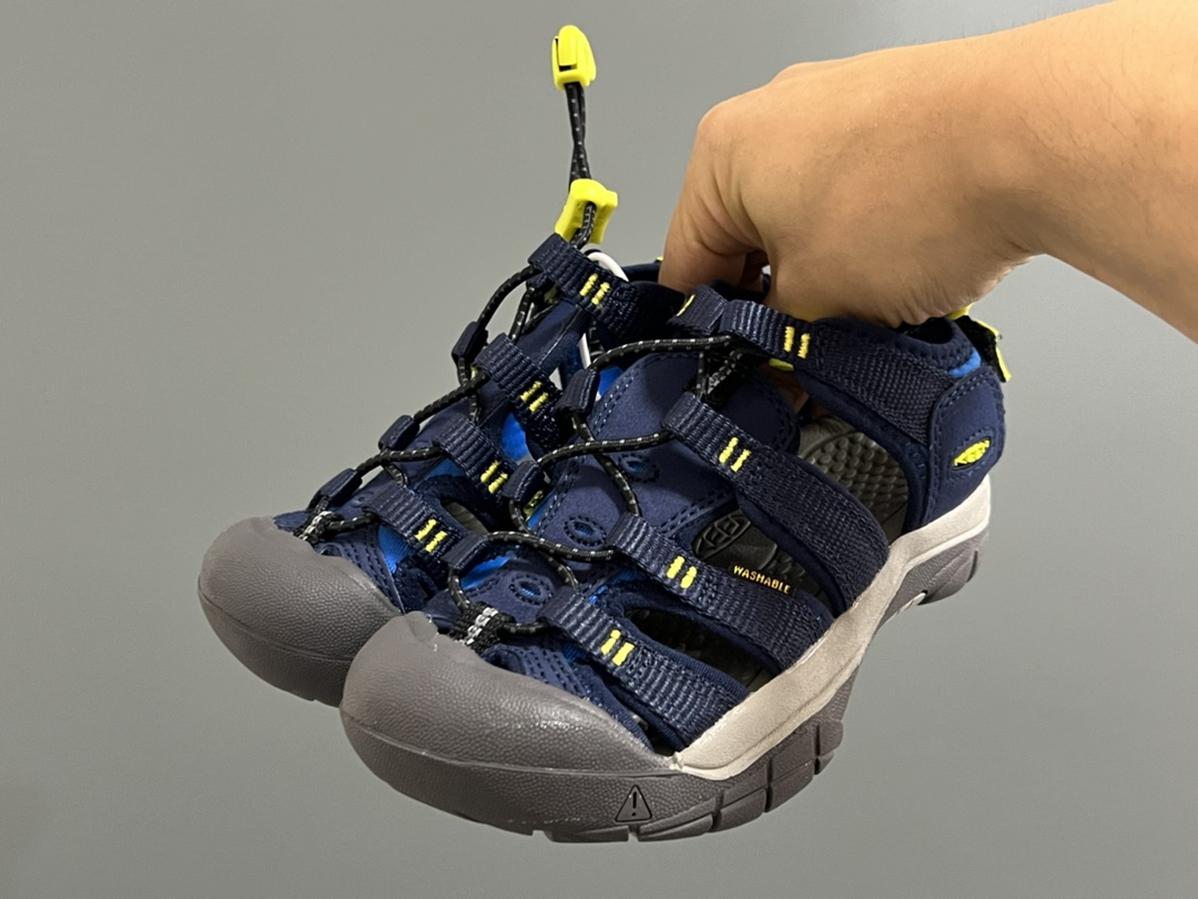 图片[2]-顶配版KEEN潮牌后跟魔术贴儿童涉水溯溪凉鞋 尺码：24-37码 超爱的户外潮牌—KEEN 后跟魔术贴设计，穿脱也超方便✌🏻 镂空设计，透气舒适☁️ 橡胶耐磨防滑大底，轻松应对各种地形环境[嘿哈]-选品中心