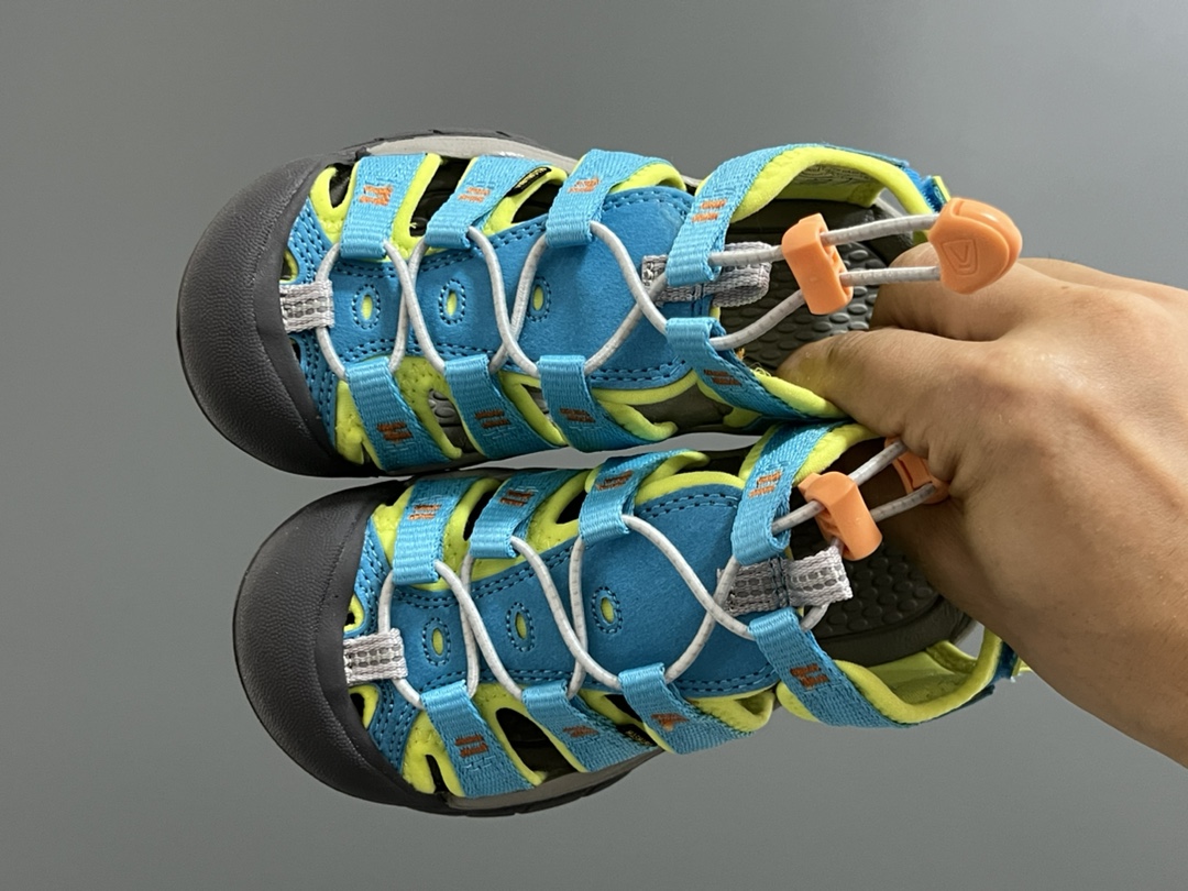 顶配版KEEN潮牌后跟魔术贴儿童涉水溯溪凉鞋 尺码：24-37码 超爱的户外潮牌—KEEN 后跟魔术贴设计，穿脱也超方便✌🏻 镂空设计，透气舒适☁️ 橡胶耐磨防滑大底，轻松应对各种地形环境[嘿哈]-选品中心