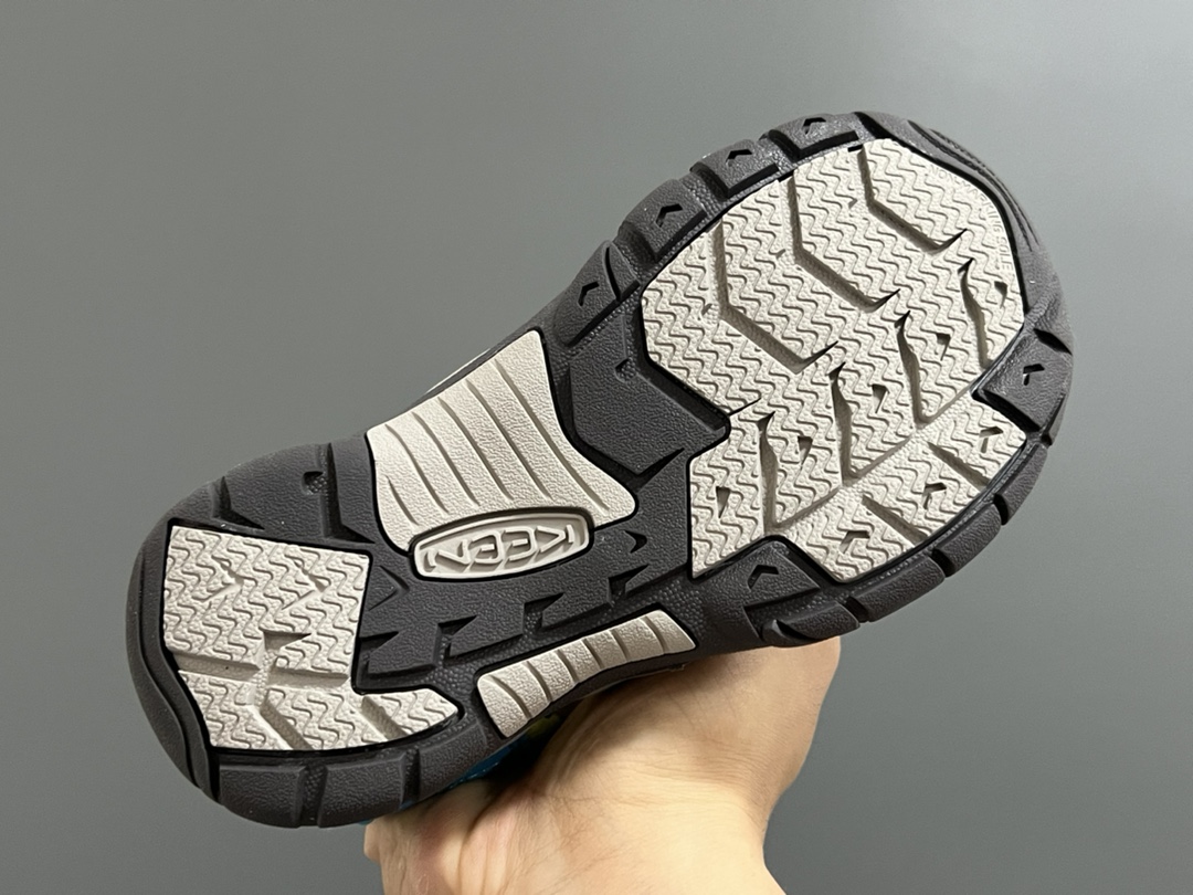 图片[5]-顶配版KEEN潮牌后跟魔术贴儿童涉水溯溪凉鞋 尺码：24-37码 超爱的户外潮牌—KEEN 后跟魔术贴设计，穿脱也超方便✌🏻 镂空设计，透气舒适☁️ 橡胶耐磨防滑大底，轻松应对各种地形环境[嘿哈]-选品中心