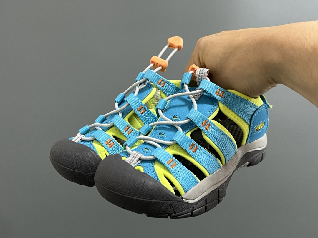 图片[2]-顶配版KEEN潮牌后跟魔术贴儿童涉水溯溪凉鞋 尺码：24-37码 超爱的户外潮牌—KEEN 后跟魔术贴设计，穿脱也超方便✌🏻 镂空设计，透气舒适☁️ 橡胶耐磨防滑大底，轻松应对各种地形环境[嘿哈]-选品中心