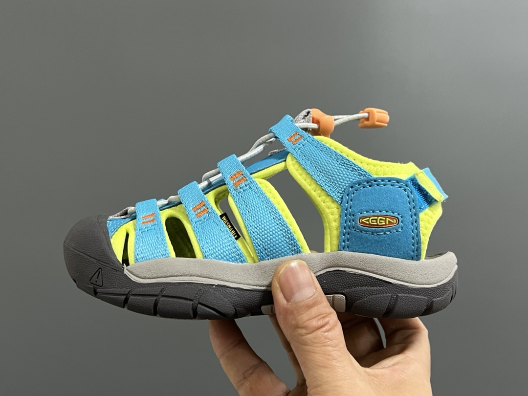 图片[4]-顶配版KEEN潮牌后跟魔术贴儿童涉水溯溪凉鞋 尺码：24-37码 超爱的户外潮牌—KEEN 后跟魔术贴设计，穿脱也超方便✌🏻 镂空设计，透气舒适☁️ 橡胶耐磨防滑大底，轻松应对各种地形环境[嘿哈]-选品中心