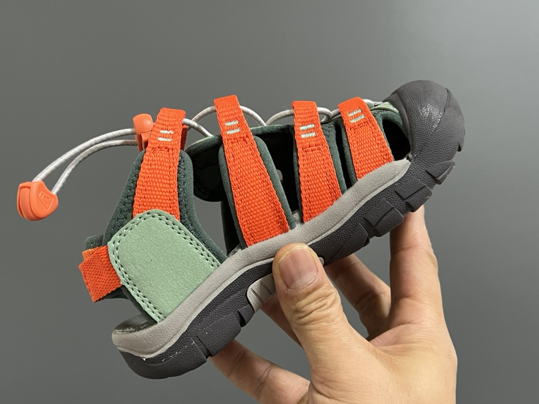 图片[6]-顶配版KEEN潮牌后跟魔术贴儿童涉水溯溪凉鞋 尺码：24-37码 超爱的户外潮牌—KEEN 后跟魔术贴设计，穿脱也超方便✌🏻 镂空设计，透气舒适☁️ 橡胶耐磨防滑大底，轻松应对各种地形环境[嘿哈]-选品中心