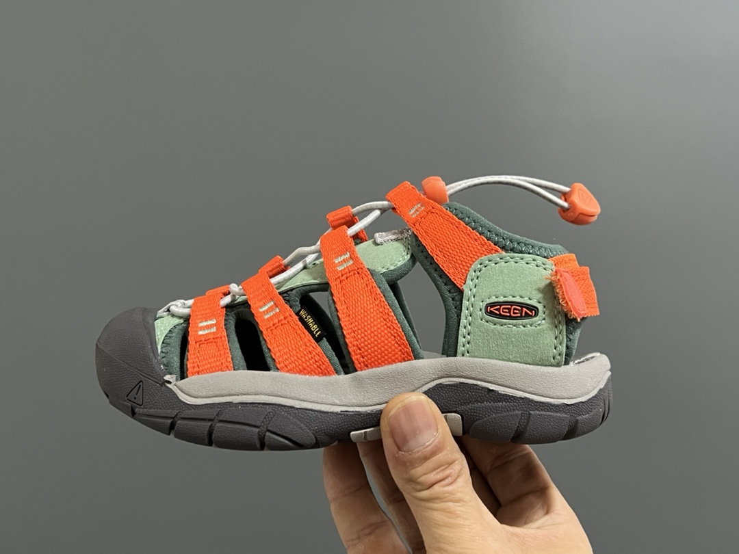 图片[4]-顶配版KEEN潮牌后跟魔术贴儿童涉水溯溪凉鞋 尺码：24-37码 超爱的户外潮牌—KEEN 后跟魔术贴设计，穿脱也超方便✌🏻 镂空设计，透气舒适☁️ 橡胶耐磨防滑大底，轻松应对各种地形环境[嘿哈]-选品中心