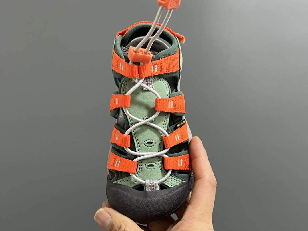 图片[8]-顶配版KEEN潮牌后跟魔术贴儿童涉水溯溪凉鞋 尺码：24-37码 超爱的户外潮牌—KEEN 后跟魔术贴设计，穿脱也超方便✌🏻 镂空设计，透气舒适☁️ 橡胶耐磨防滑大底，轻松应对各种地形环境[嘿哈]-选品中心