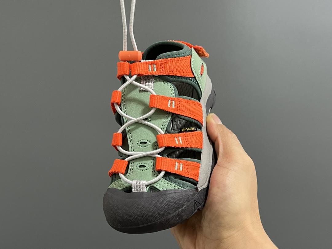 图片[3]-顶配版KEEN潮牌后跟魔术贴儿童涉水溯溪凉鞋 尺码：24-37码 超爱的户外潮牌—KEEN 后跟魔术贴设计，穿脱也超方便✌🏻 镂空设计，透气舒适☁️ 橡胶耐磨防滑大底，轻松应对各种地形环境[嘿哈]-选品中心