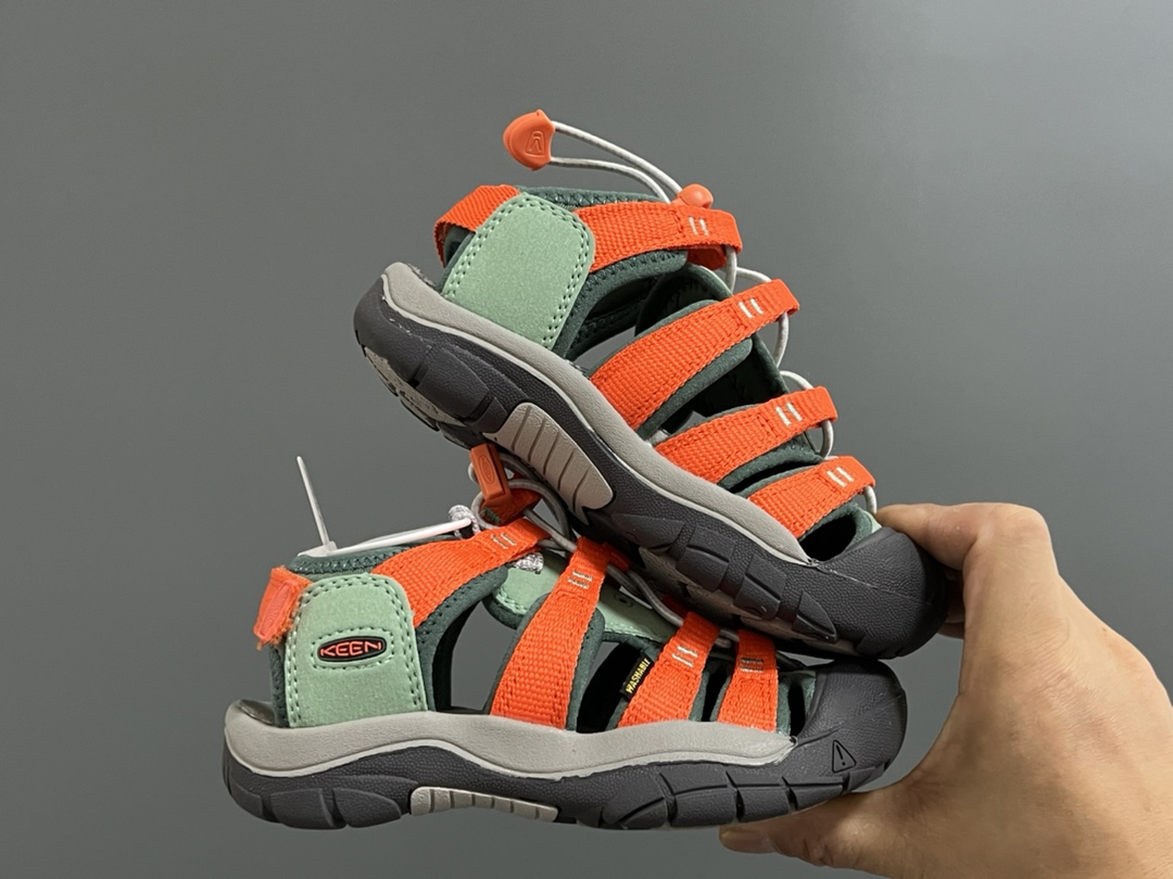 图片[9]-顶配版KEEN潮牌后跟魔术贴儿童涉水溯溪凉鞋 尺码：24-37码 超爱的户外潮牌—KEEN 后跟魔术贴设计，穿脱也超方便✌🏻 镂空设计，透气舒适☁️ 橡胶耐磨防滑大底，轻松应对各种地形环境[嘿哈]-选品中心