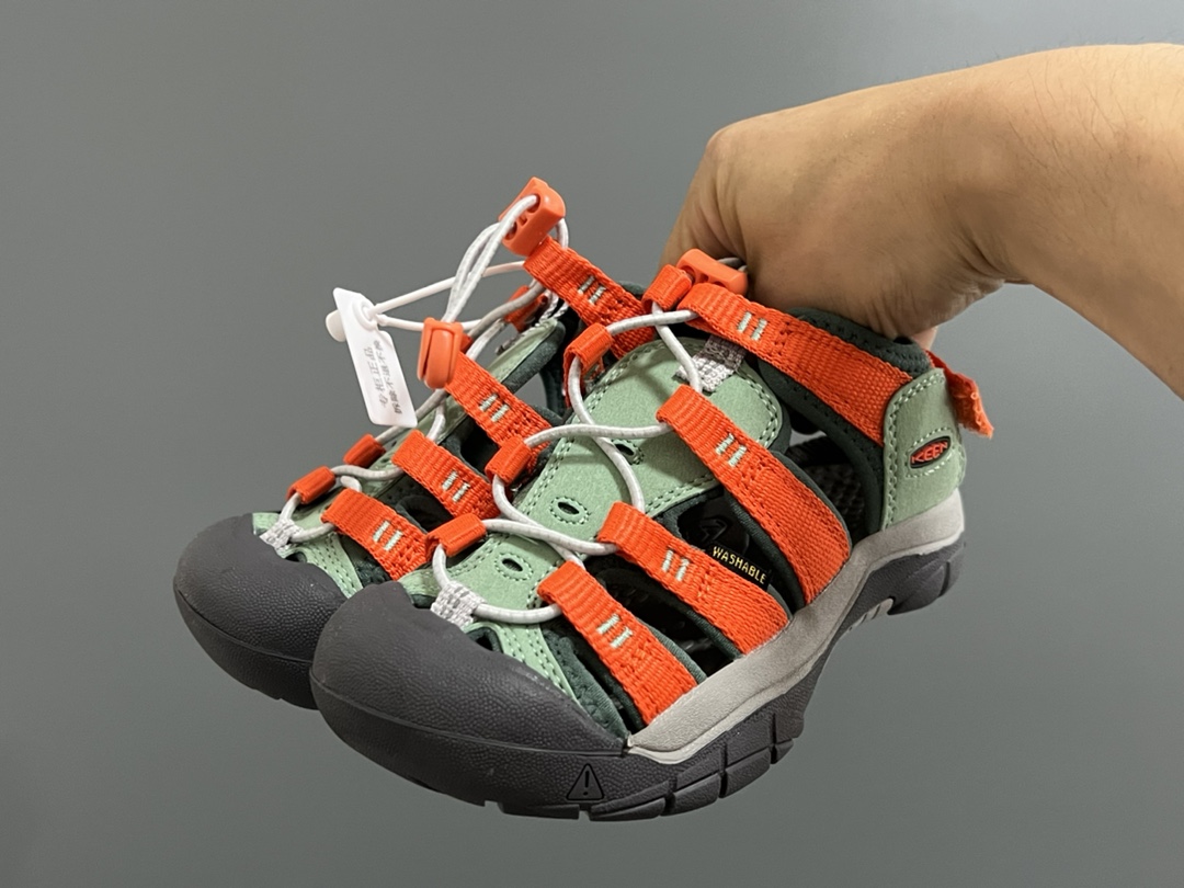 图片[2]-顶配版KEEN潮牌后跟魔术贴儿童涉水溯溪凉鞋 尺码：24-37码 超爱的户外潮牌—KEEN 后跟魔术贴设计，穿脱也超方便✌🏻 镂空设计，透气舒适☁️ 橡胶耐磨防滑大底，轻松应对各种地形环境[嘿哈]-选品中心