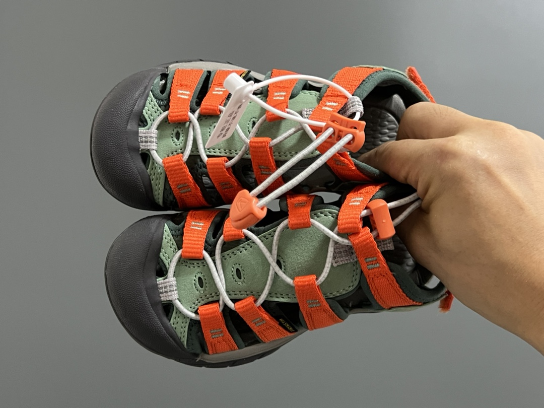 顶配版KEEN潮牌后跟魔术贴儿童涉水溯溪凉鞋 尺码：24-37码 超爱的户外潮牌—KEEN 后跟魔术贴设计，穿脱也超方便✌🏻 镂空设计，透气舒适☁️ 橡胶耐磨防滑大底，轻松应对各种地形环境[嘿哈]-选品中心