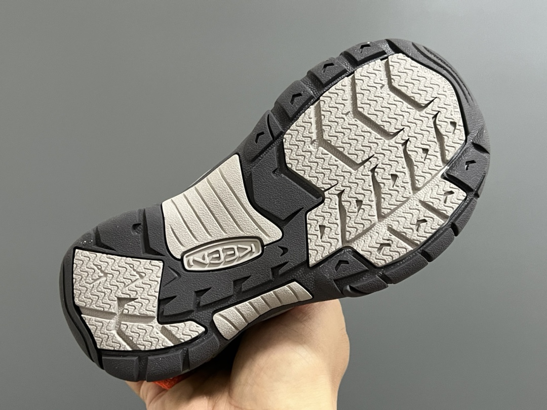 图片[5]-顶配版KEEN潮牌后跟魔术贴儿童涉水溯溪凉鞋 尺码：24-37码 超爱的户外潮牌—KEEN 后跟魔术贴设计，穿脱也超方便✌🏻 镂空设计，透气舒适☁️ 橡胶耐磨防滑大底，轻松应对各种地形环境[嘿哈]-选品中心