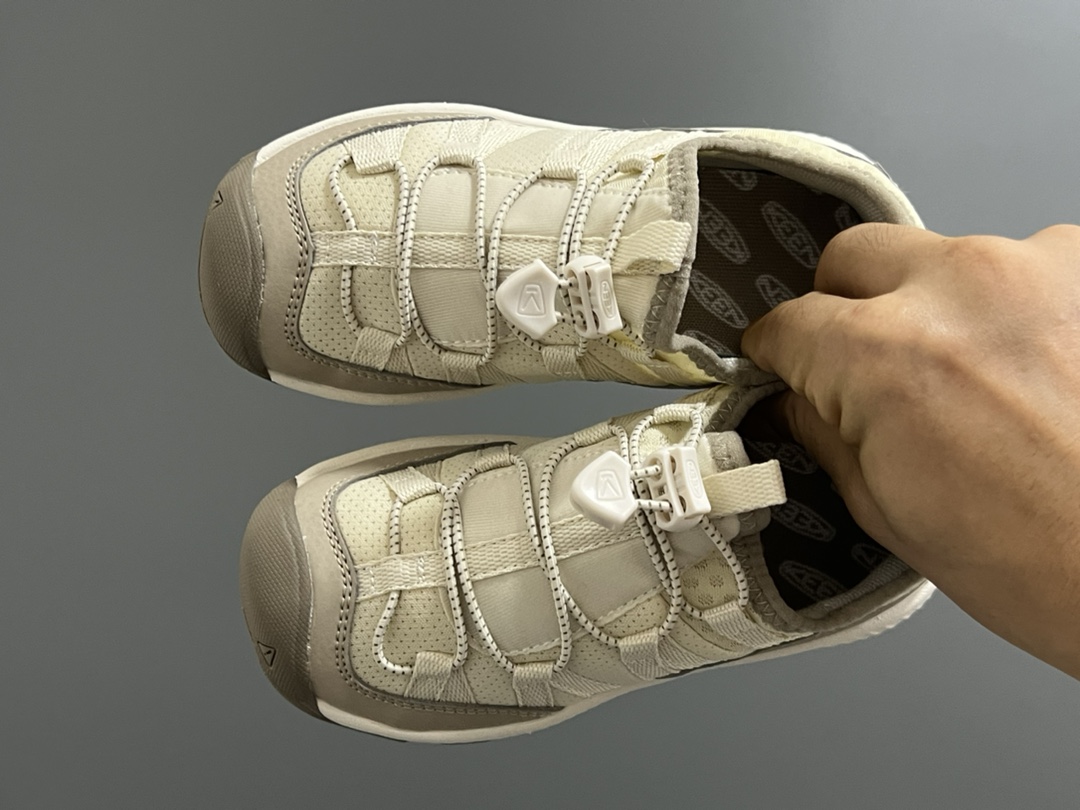 KEEN潮牌新款MOTOZOA超轻户外儿童跑鞋 尺码:23-37码 户外大佬—KEEN系列🆕 高端1:1原版定制,代购一鞋难求🔥. 防踢护鞋头设计,透气性网面拼接☁️ 独家定制耐磨防滑大底,满足户外各种地形和运动需求✌🏻-选品中心