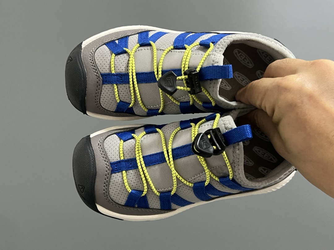 KEEN潮牌新款MOTOZOA超轻户外儿童跑鞋 尺码：23-37码 户外大佬—KEEN系列🆕 高端1：1原版定制，代购一鞋难求🔥. 防踢护鞋头设计，透气性网面拼接☁️ 独家定制耐磨防滑大底，满足户外各种地形和运动需求✌🏻-选品中心