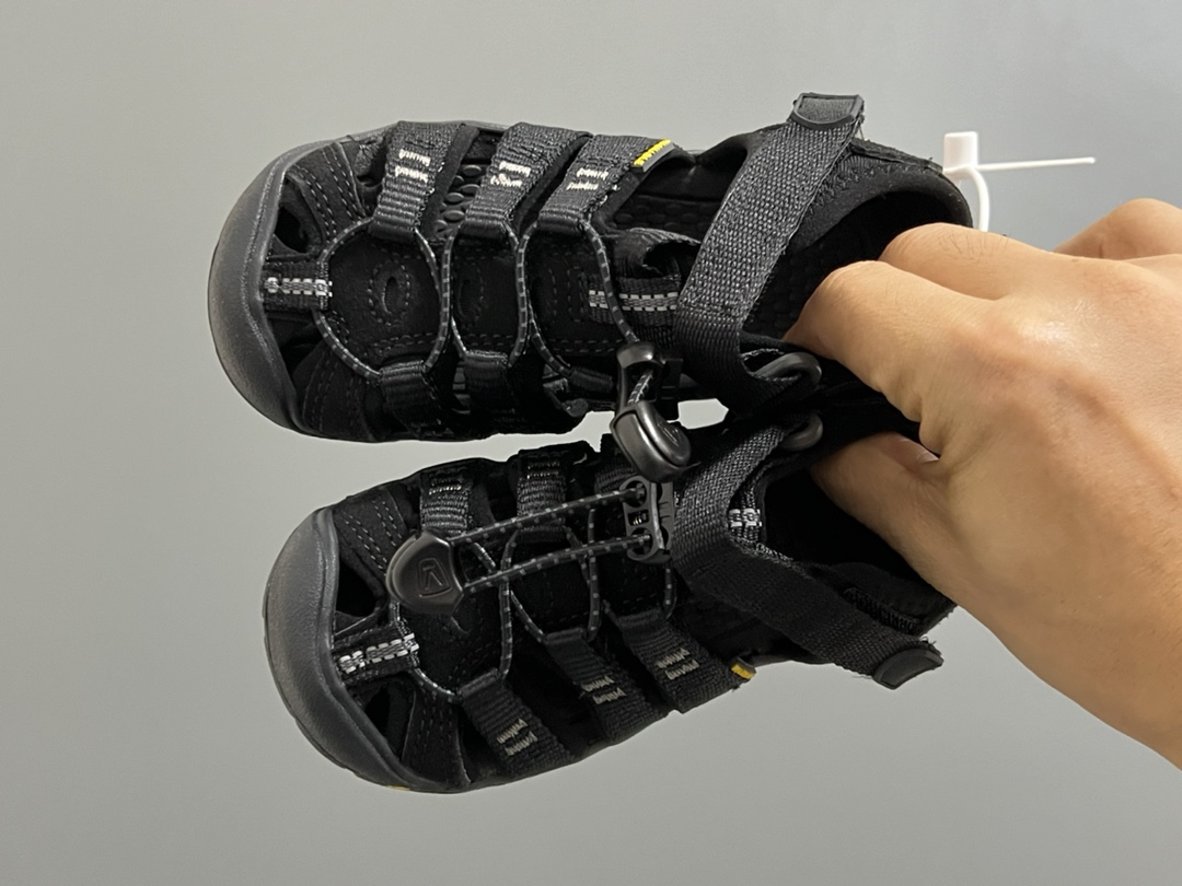 KEEN潮牌二代轻便儿童溯溪两穿凉鞋 尺码：24-37码 潮牌KEEN升级二代轻便凉鞋🆕 超轻超软超好穿✌🏻 溯溪款两穿超便捷✔️ 魔术贴设计，穿脱超方便👍🏻-选品中心