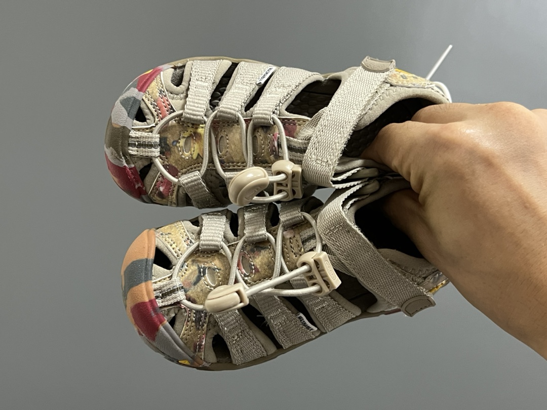 新色 KEEN潮牌二代轻便儿童溯溪两穿凉鞋 尺码：24-37码 潮牌KEEN升级二代轻便凉鞋🆕 超轻超软超好穿✌🏻 溯溪款两穿超便捷✔️ 魔术贴设计，穿脱超方便👍🏻-选品中心