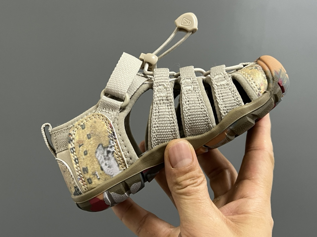 图片[6]-新色 KEEN潮牌二代轻便儿童溯溪两穿凉鞋 尺码：24-37码 潮牌KEEN升级二代轻便凉鞋🆕 超轻超软超好穿✌🏻 溯溪款两穿超便捷✔️ 魔术贴设计，穿脱超方便👍🏻-选品中心