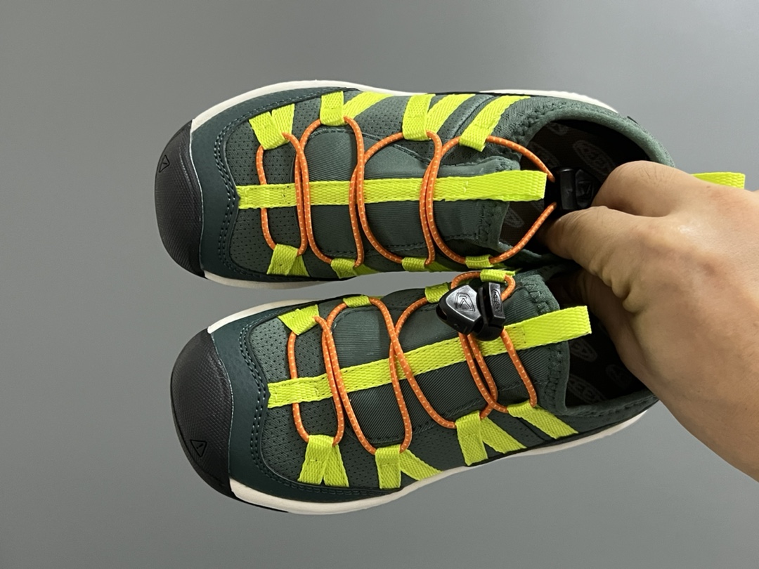 KEEN潮牌新款MOTOZOA超轻户外儿童跑鞋 尺码:23-37码 户外大佬—KEEN系列🆕 高端1:1原版定制,代购一鞋难求🔥 防踢护鞋头设计,透气性网面拼接☁️. 独家定制耐磨防滑大底,满足户外各种地形和运动需求✌🏻-选品中心