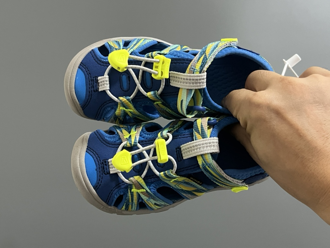 NO:337823,Overseas version of KEEN trendy brand second-generation lightweight children's silhouette sandals SIZE24-37 size new factory new craftsmanship upgraded 2 generation details super exquisite workmanship Rubber wear-resistant non-slip sole, excellent foot feeling Velcro design, easy to adjust Silhouette sandals, cope with various outdoor terrain, slippers, sandals, sandals, slippers,19860909海外版KEEN潮牌二代轻便儿童溯溪两穿凉鞋 SIZE24-37码 新工厂新工艺 升级版二代 细节做工超精致 橡胶耐磨防滑大底,脚感超赞 魔术贴设计,方便调节 溯溪两穿凉鞋,应对户外各种地形,拖鞋，凉鞋,sandals,slippers,,Children's