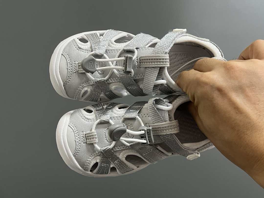 NO:337833,N trendy brand second-generation lightweight children's silhouette sandals SIZE24-37 size new factory new craftsmanship upgraded version 2 generation details super exquisite workmanship Rubber wear-resistant non-slip sole, excellent foot feeling Velcro design, easy to adjust Silhouette sandals, cope with various outdoor terrain, slippers, sandals, sandals, slippers,19860909N潮牌二代轻便儿童溯溪两穿凉鞋 SIZE24-37码 新工厂新工艺 升级版二代 细节做工超精致 橡胶耐磨防滑大底,脚感超赞 魔术贴设计,方便调节 溯溪两穿凉鞋,应对户外各种地形,拖鞋，凉鞋,sandals,slippers,,Children's