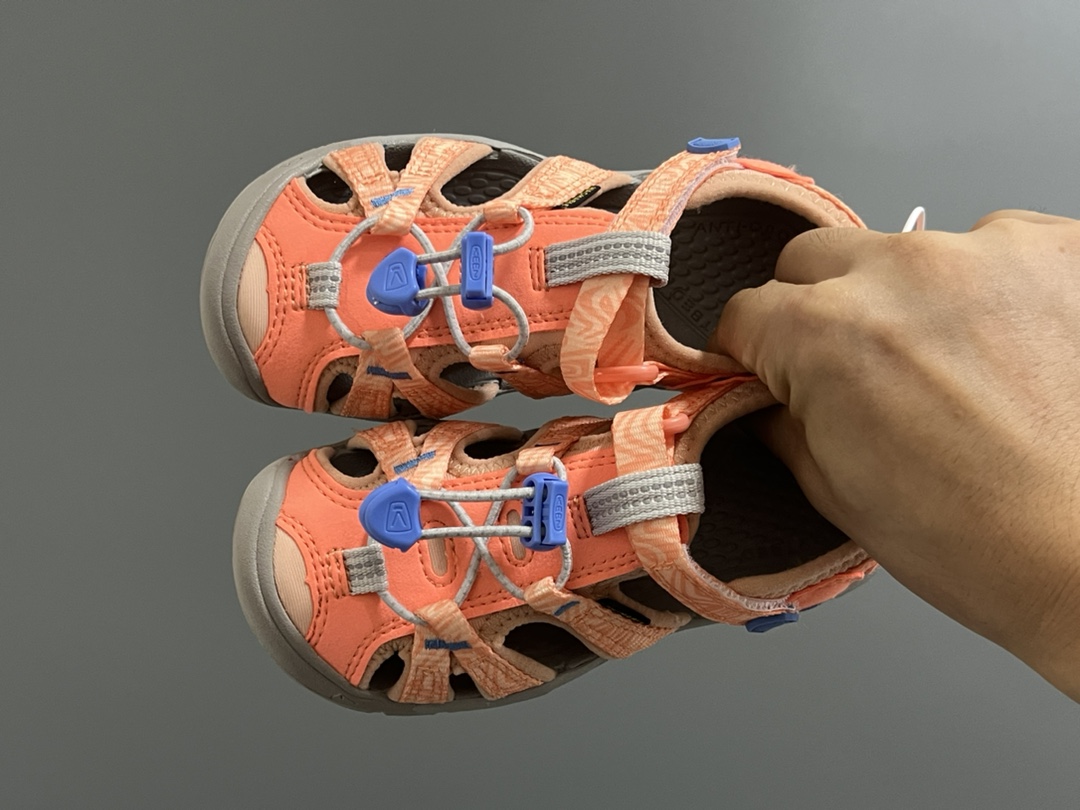 NO:337843,Overseas version of KEEN trendy brand second-generation lightweight children's strait sandals SIZE24-37 size new factory new craftsmanship upgraded 2 generation details super exquisite workmanship Rubber wear-resistant non-slip sole, excellent foot feeling Velcro design, easy to adjust Strait sandals, coping with various outdoor terrain, slippers, sandals, sandals, slippers,19860909海外版KEEN潮牌二代轻便儿童溯溪两穿凉鞋 SIZE24-37码 新工厂新工艺 升级版二代 细节做工超精致 橡胶耐磨防滑大底,脚感超赞 魔术贴设计,方便调节 溯溪两穿凉鞋,应对户外各种地形,拖鞋，凉鞋,sandals,slippers,,Children's