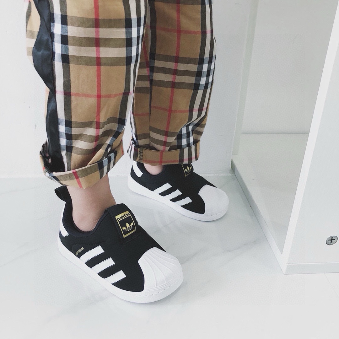 图片[7]-AD 专G版贝壳头经典一脚蹬儿童运动鞋 尺码：22-35码 经典款一脚蹬是阿迪童鞋的鼻祖，空气棉鞋面材质，一体式软贝壳头鞋底很好的保护了容易磕碰的小脚丫，鞋底蜂窝呈蜂窝状防滑耐磨，打开鞋垫来细看，鞋底的冲孔底，鞋底采用记忆海绵，都与正品一致，本店必入单品，入园首选❤️推荐自留❤️-选品中心