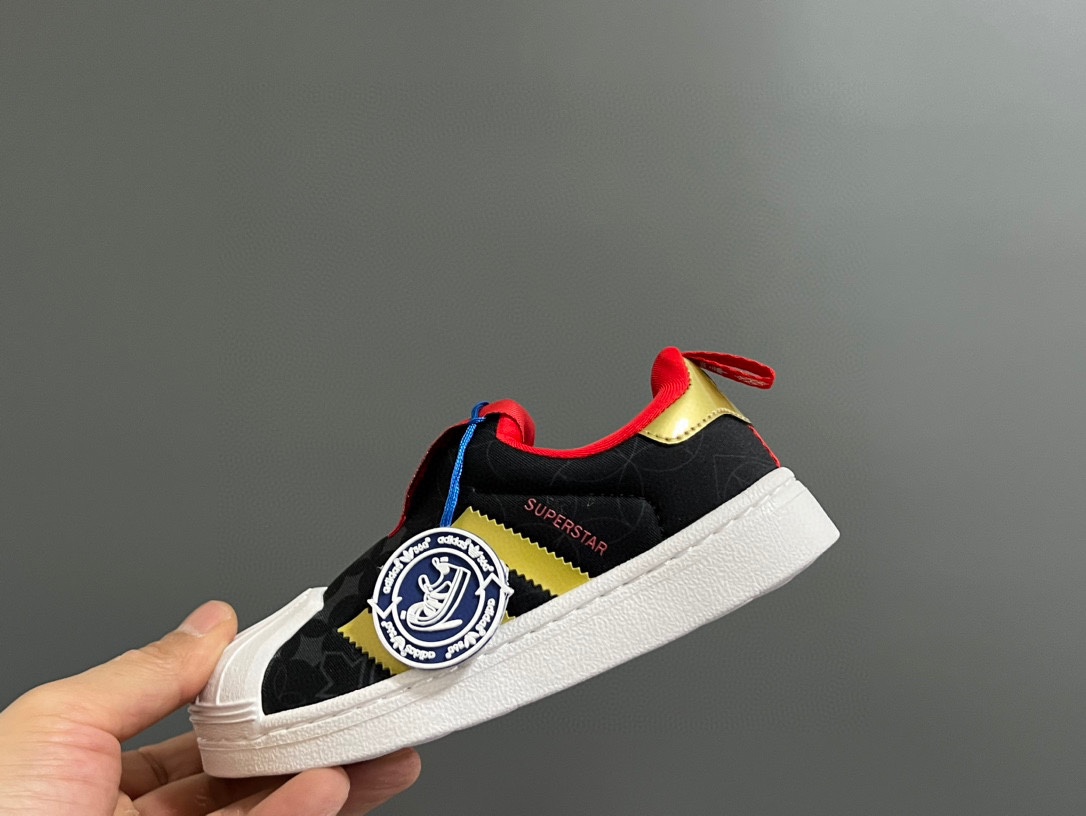 图片[2]-AD 专G版贝壳头经典一脚蹬儿童运动鞋 尺码：22-35码 经典款一脚蹬是阿迪童鞋的鼻祖，空气棉鞋面材质，一体式软贝壳头鞋底很好的保护了容易磕碰的小脚丫，鞋底蜂窝呈蜂窝状防滑耐磨，打开鞋垫来细看，鞋底的冲孔底，鞋底采用记忆海绵，都与正品一致，本店必入单品，入园首选❤️推荐自留❤️-选品中心