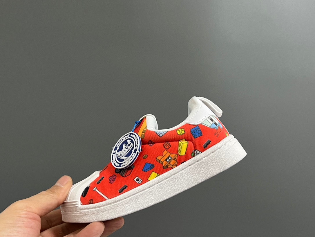 图片[4]-AD 专G版贝壳头经典一脚蹬儿童运动鞋 尺码：22-35码 经典款一脚蹬是阿迪童鞋的鼻祖，空气棉鞋面材质，一体式软贝壳头鞋底很好的保护了容易磕碰的小脚丫，鞋底蜂窝呈蜂窝状防滑耐磨，打开鞋垫来细看，鞋底的冲孔底，鞋底采用记忆海绵，都与正品一致，本店必入单品，入园首选❤️推荐自留❤️-选品中心