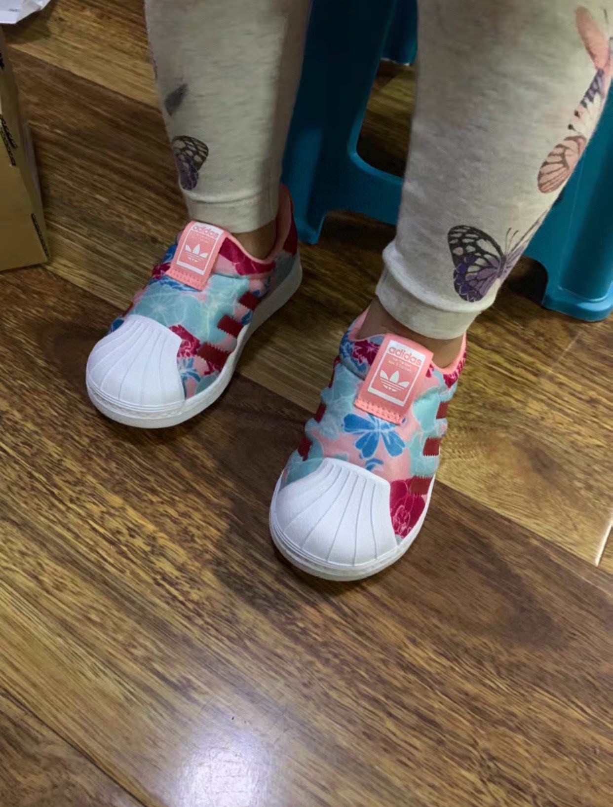 图片[6]-AD 专G版贝壳头经典一脚蹬儿童运动鞋 尺码：22-35码 经典款一脚蹬是阿迪童鞋的鼻祖，空气棉鞋面材质，一体式软贝壳头鞋底很好的保护了容易磕碰的小脚丫，鞋底蜂窝呈蜂窝状防滑耐磨，打开鞋垫来细看，鞋底的冲孔底，鞋底采用记忆海绵，都与正品一致，本店必入单品，入园首选❤️推荐自留❤️-选品中心