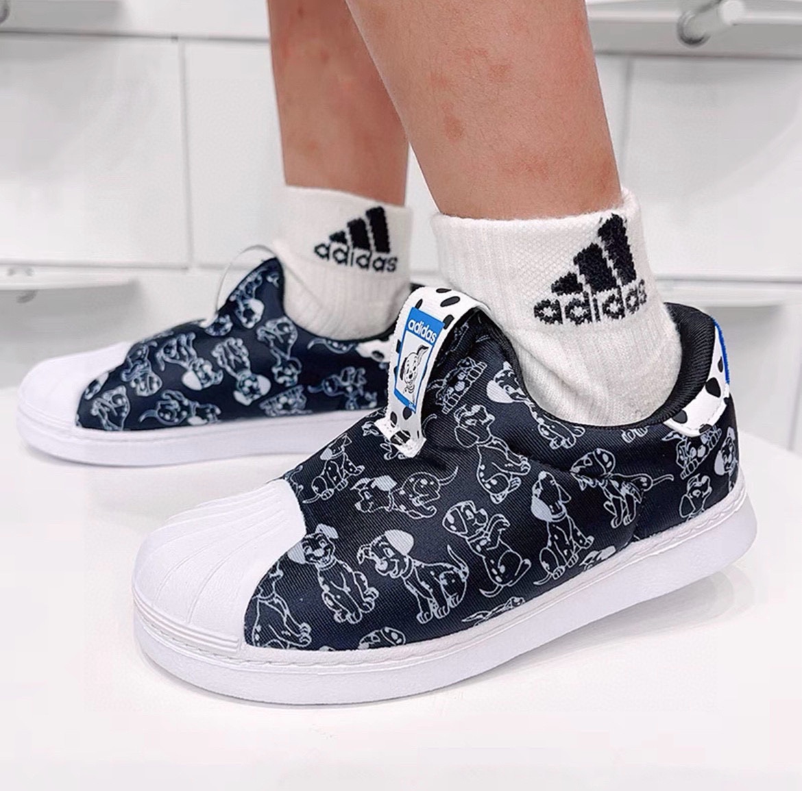 图片[5]-AD 专G版贝壳头经典一脚蹬儿童运动鞋 尺码：22-35码 经典款一脚蹬是阿迪童鞋的鼻祖，空气棉鞋面材质，一体式软贝壳头鞋底很好的保护了容易磕碰的小脚丫，鞋底蜂窝呈蜂窝状防滑耐磨，打开鞋垫来细看，鞋底的冲孔底，鞋底采用记忆海绵，都与正品一致，本店必入单品，入园首选❤️推荐自留❤️-选品中心