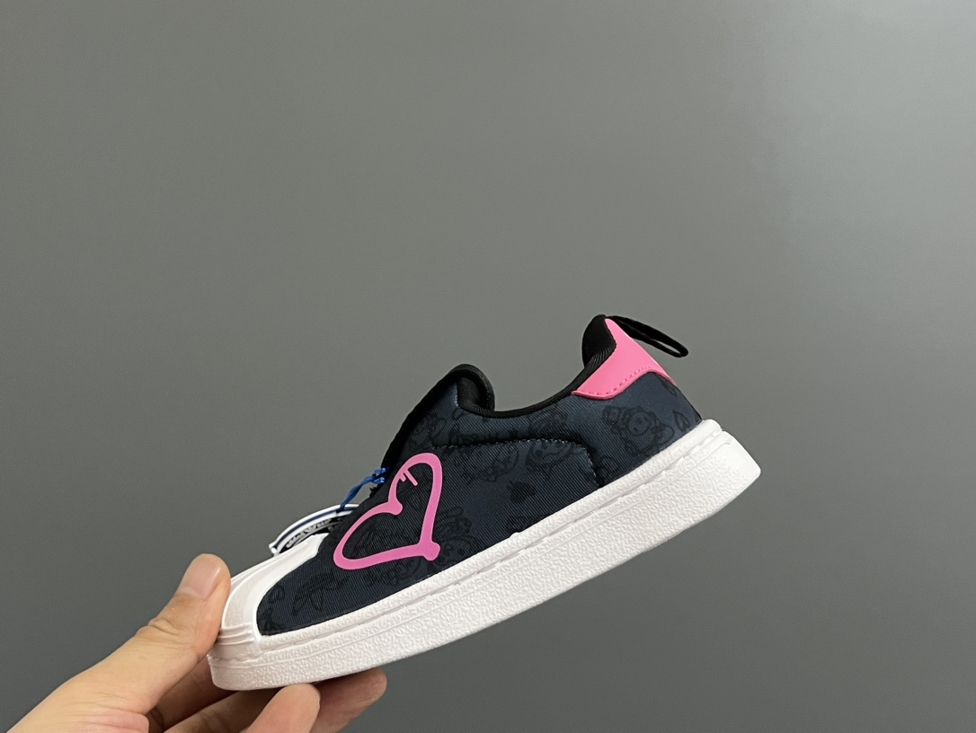 AD 专G版贝壳头经典一脚蹬儿童运动鞋 尺码:22-35码 经典款一脚蹬是童鞋的鼻祖,空气棉鞋面材质,一体式软贝壳头鞋底很好的保护了容易磕碰的小脚丫,鞋底蜂窝呈蜂窝状防滑耐磨,打开鞋垫来细看,鞋底的冲孔底,鞋底采用记忆海绵,都与ZP一致,本店必入单品,入园首选❤️推荐自留❤️-选品中心