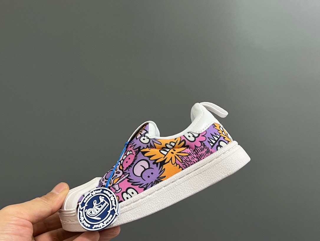 图片[3]-AD 专G版贝壳头经典一脚蹬儿童运动鞋 尺码：22-35码 经典款一脚蹬是阿迪童鞋的鼻祖，空气棉鞋面材质，一体式软贝壳头鞋底很好的保护了容易磕碰的小脚丫，鞋底蜂窝呈蜂窝状防滑耐磨，打开鞋垫来细看，鞋底的冲孔底，鞋底采用记忆海绵，都与正品一致，本店必入单品，入园首选❤️推荐自留❤️-选品中心