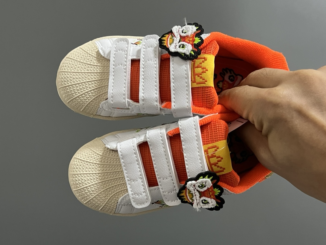 原单版金B贝壳头儿童魔术贴板鞋 尺码：22-37码 原单版的细节版型设计都超赞👍🏻 金标系列绝对是最百搭的单品❤️ 作为入门级板鞋，人手必备✌🏻-选品中心