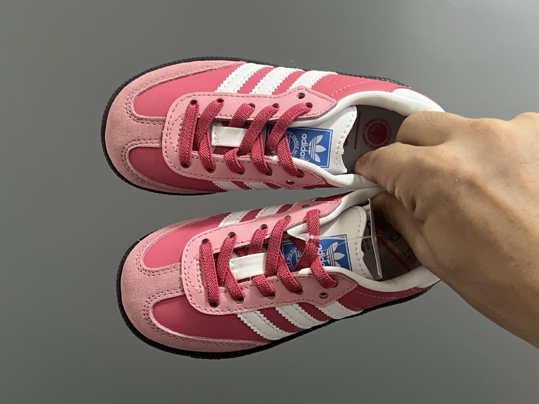 A家新款专G版德训松紧带儿童休闲鞋 尺码：24-37码 爆款亲子德训鞋🔥 优质马毛、反毛皮、头层皮料拼接，质感高级细腻☁️ 松紧带设计，轻松穿脱，搭配可替换鞋带，轻松调换✌🏻 原装橡胶耐磨防滑大底，满足日常需求👍🏻 细节做工满分，自留推荐❤️-选品中心