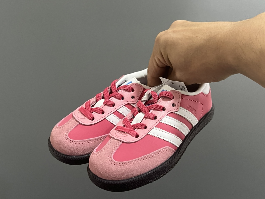 图片[2]-A家新款专G版德训松紧带儿童休闲鞋 尺码：24-37码 爆款亲子德训鞋🔥 优质马毛、反毛皮、头层皮料拼接，质感高级细腻☁️ 松紧带设计，轻松穿脱，搭配可替换鞋带，轻松调换✌🏻 原装橡胶耐磨防滑大底，满足日常需求👍🏻 细节做工满分，自留推荐❤️-选品中心