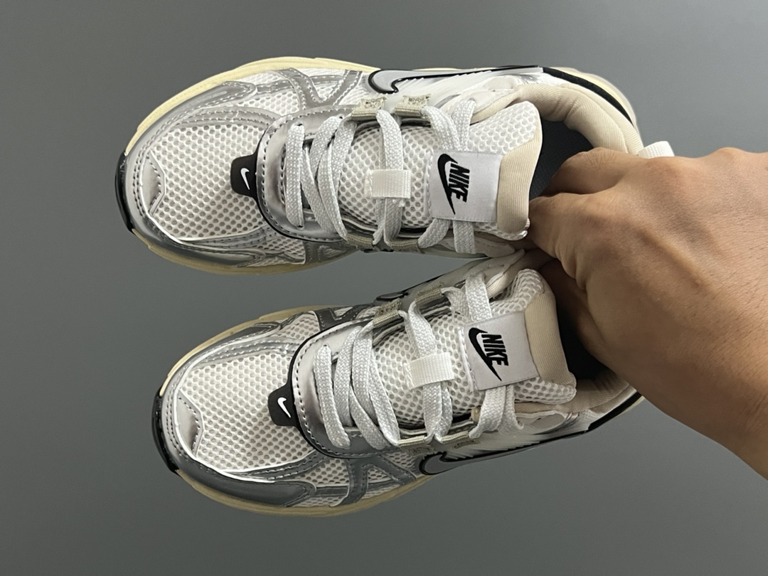 新工厂 NK V2K鞋带扣儿童老爹鞋26-35码 经典V2K老爹款式🆕 优质皮料拼接，质感满满‼️ 橡胶耐磨防滑大底，脚感超赞👍🏻 鞋带扣设计，穿脱超方便✌🏻-选品中心