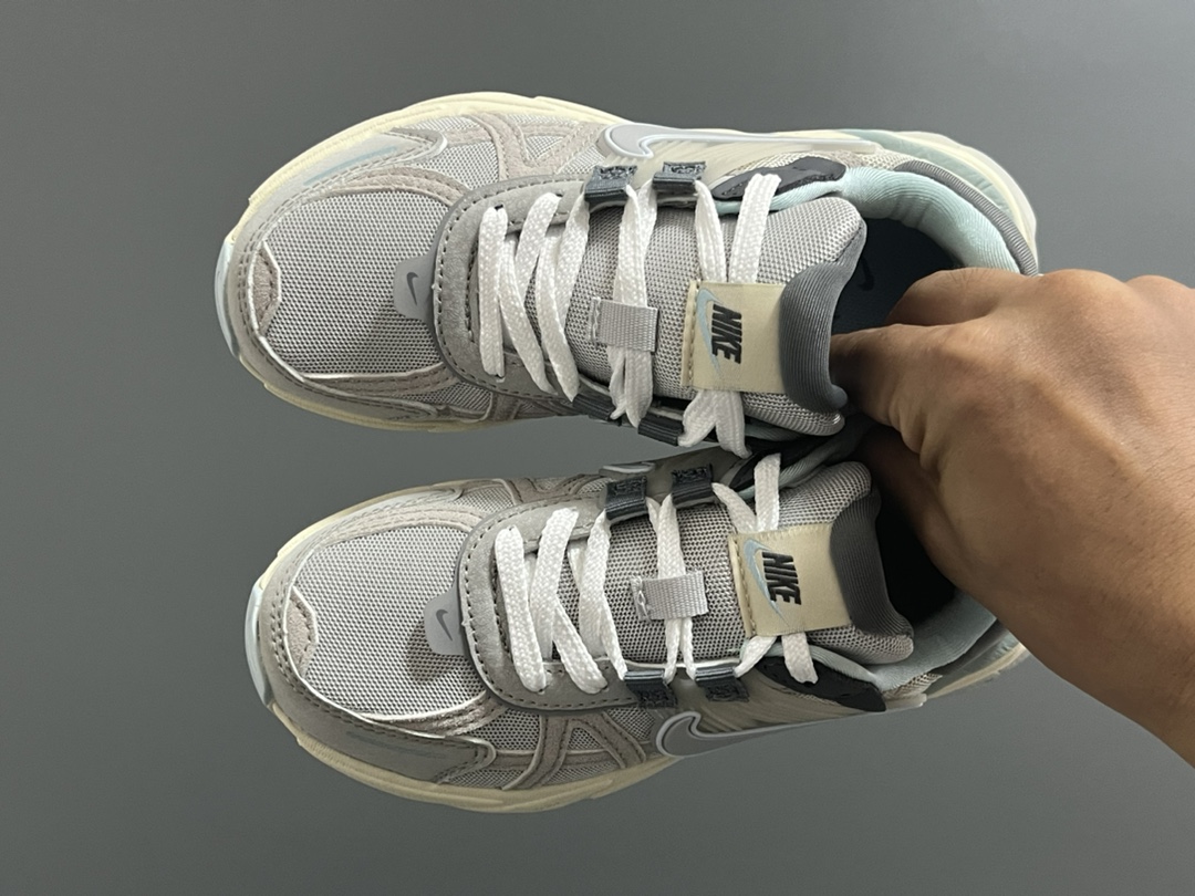 NK 新款V2K鞋带扣儿童老爹鞋 尺码：26-35码 经典V2K老爹款式🆕 上脚超酷🆒 优质皮料拼接，质感满满‼️ 橡胶耐磨防滑大底，脚感超赞👍🏻 鞋带扣设计，穿脱超方便✌🏻-选品中心