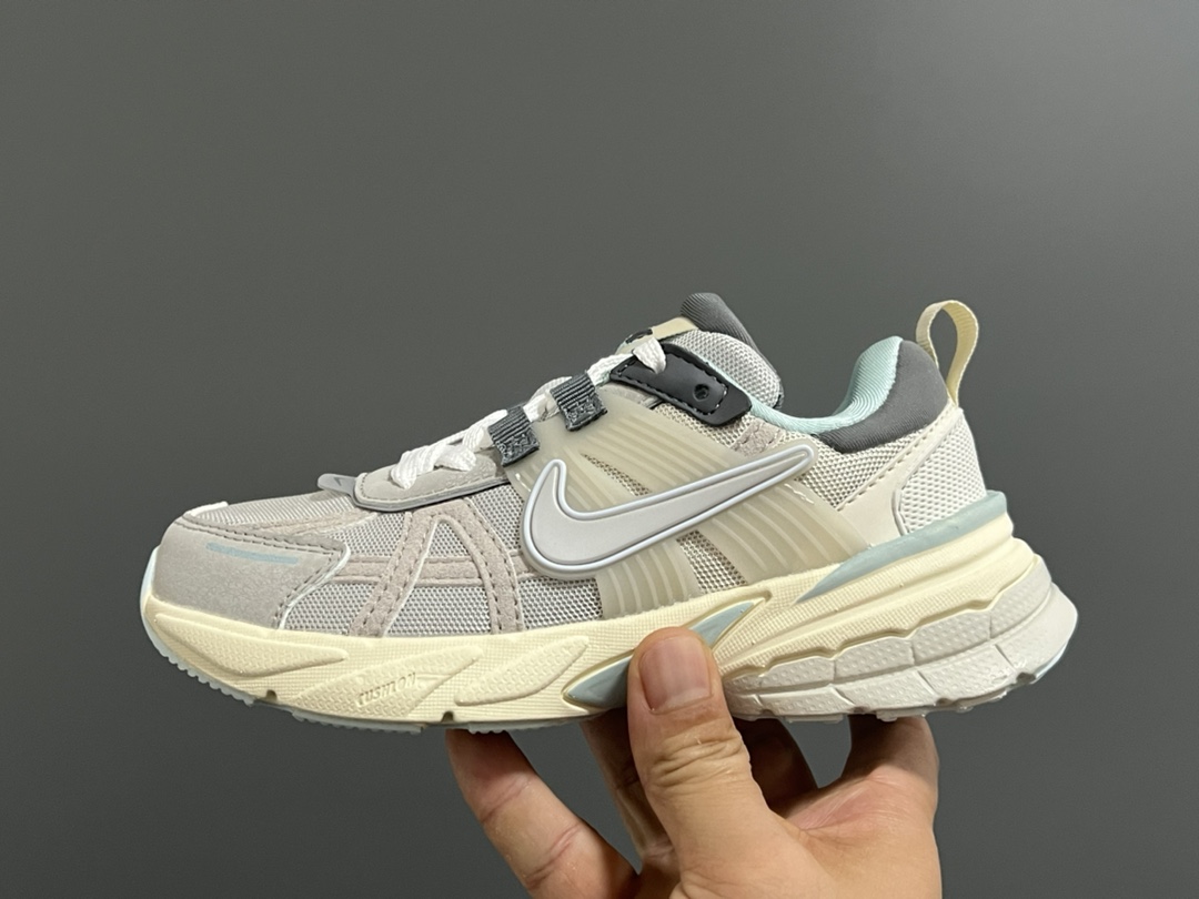 图片[4]-NK 新款V2K鞋带扣儿童老爹鞋 尺码：26-35码 经典V2K老爹款式🆕 上脚超酷🆒 优质皮料拼接，质感满满‼️ 橡胶耐磨防滑大底，脚感超赞👍🏻 鞋带扣设计，穿脱超方便✌🏻-选品中心