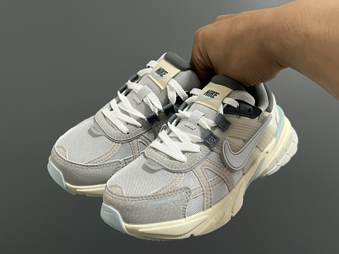 图片[2]-NK 新款V2K鞋带扣儿童老爹鞋 尺码：26-35码 经典V2K老爹款式🆕 上脚超酷🆒 优质皮料拼接，质感满满‼️ 橡胶耐磨防滑大底，脚感超赞👍🏻 鞋带扣设计，穿脱超方便✌🏻-选品中心