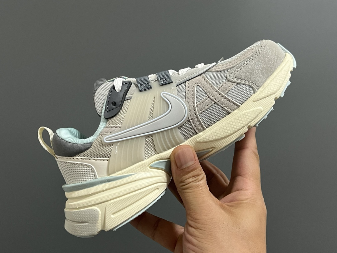 图片[6]-NK 新款V2K鞋带扣儿童老爹鞋 尺码：26-35码 经典V2K老爹款式🆕 上脚超酷🆒 优质皮料拼接，质感满满‼️ 橡胶耐磨防滑大底，脚感超赞👍🏻 鞋带扣设计，穿脱超方便✌🏻-选品中心